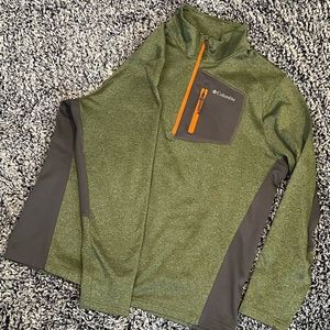 Columbia pullover 1/4 zip. Green with grey sides size Large